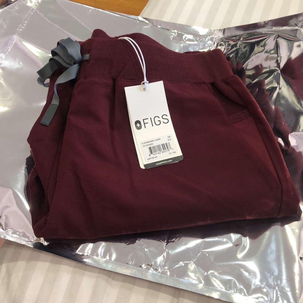 Brand new figs muhima skinny jogger scrubs in burgundy